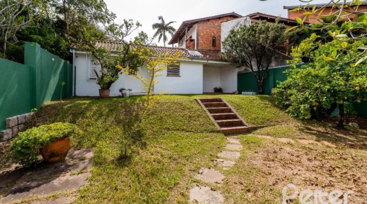 Casa à venda com 174m², 3 dormitórios, 1 suíte, 2 vagas, no bairro Vila Assunção em Porto Alegre