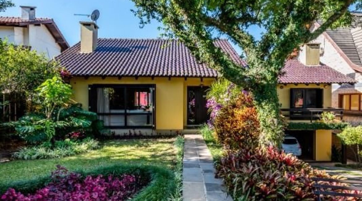 Casa em Condomínio à venda com 400m², 5 dormitórios, 2 suítes, 3 vagas, no bairro Cavalhada em PORTO ALEGRE