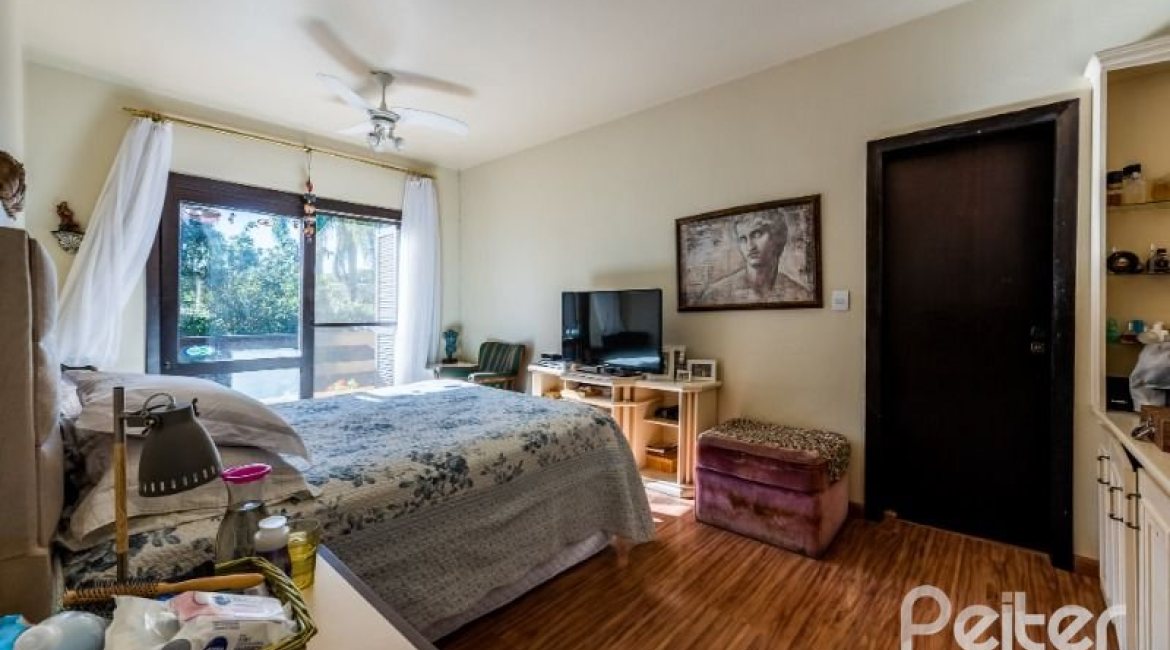 Casa em Condomínio à venda com 400m², 5 dormitórios, 2 suítes, 3 vagas, no bairro Cavalhada em PORTO ALEGRE