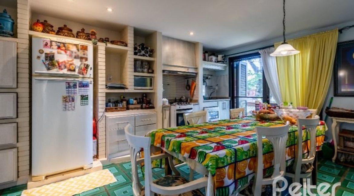 Casa em Condomínio à venda com 400m², 5 dormitórios, 2 suítes, 3 vagas, no bairro Cavalhada em PORTO ALEGRE