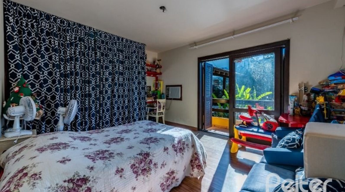 Casa em Condomínio à venda com 400m², 5 dormitórios, 2 suítes, 3 vagas, no bairro Cavalhada em PORTO ALEGRE