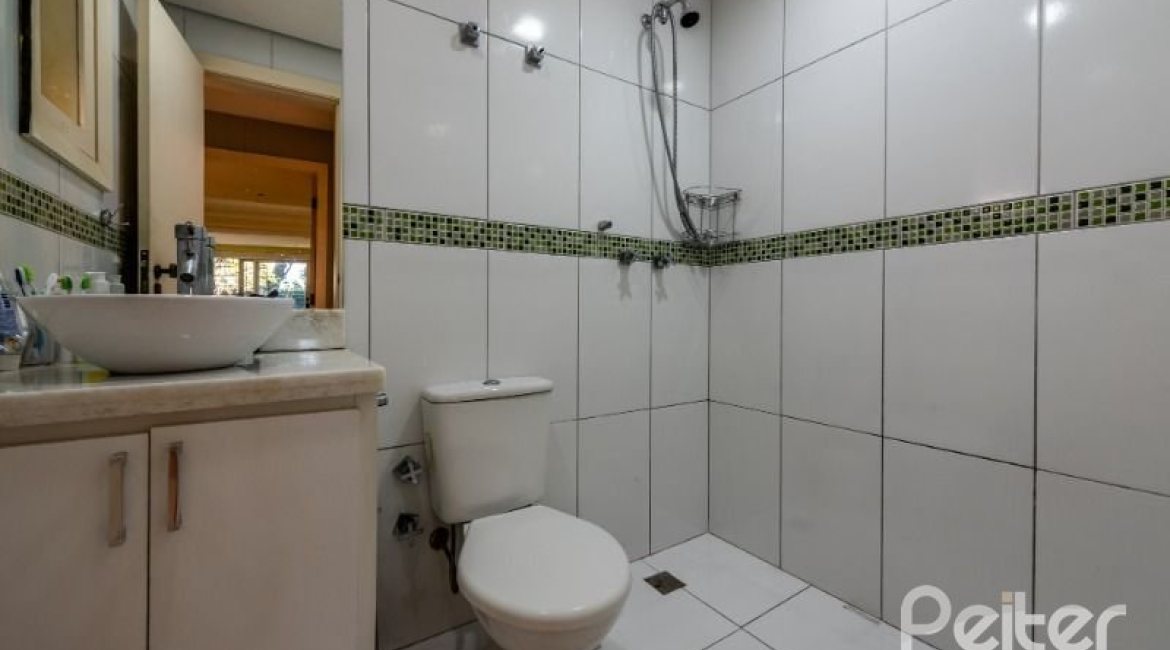 Casa em Condomínio à venda com 400m², 5 dormitórios, 2 suítes, 3 vagas, no bairro Cavalhada em PORTO ALEGRE