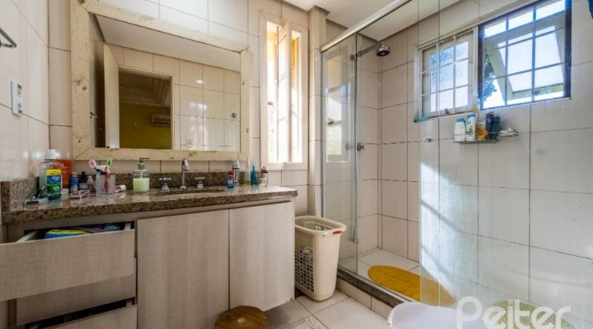 Casa em Condomínio à venda com 400m², 5 dormitórios, 2 suítes, 3 vagas, no bairro Cavalhada em PORTO ALEGRE