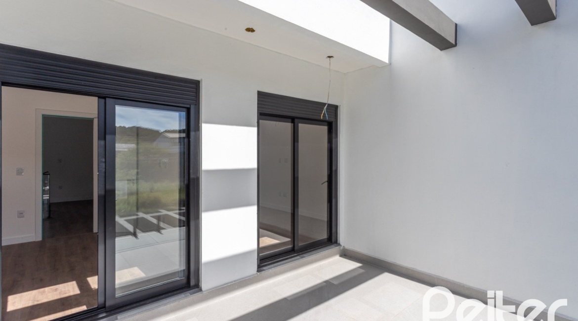 Casa em Condomínio à venda com 150m², 3 dormitórios, 3 suítes, 2 vagas, no bairro Hípica em PORTO ALEGRE