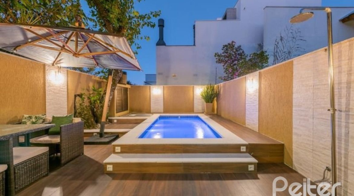 Casa em Condomínio à venda com 296m², 3 dormitórios, 1 suíte, 2 vagas, no bairro Vila Assunção em Porto Alegre