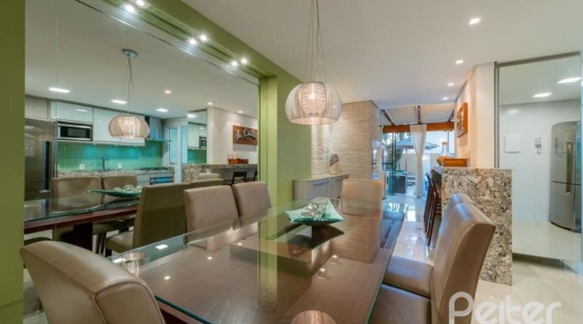 Casa em Condomínio à venda com 296m², 3 dormitórios, 1 suíte, 2 vagas, no bairro Vila Assunção em Porto Alegre