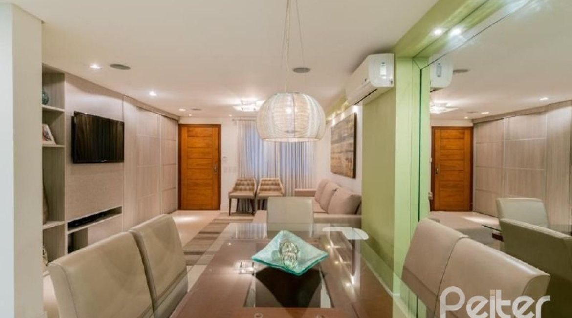 Casa em Condomínio à venda com 296m², 3 dormitórios, 1 suíte, 2 vagas, no bairro Vila Assunção em Porto Alegre