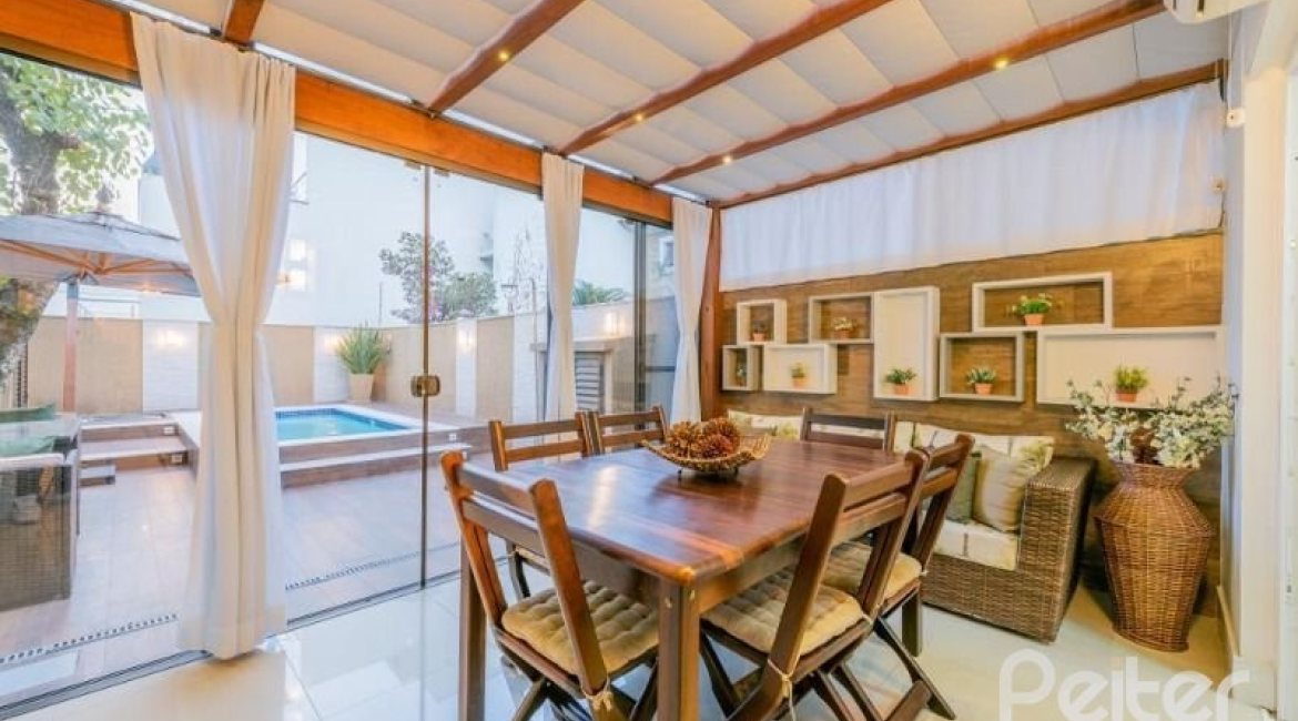 Casa em Condomínio à venda com 296m², 3 dormitórios, 1 suíte, 2 vagas, no bairro Vila Assunção em Porto Alegre