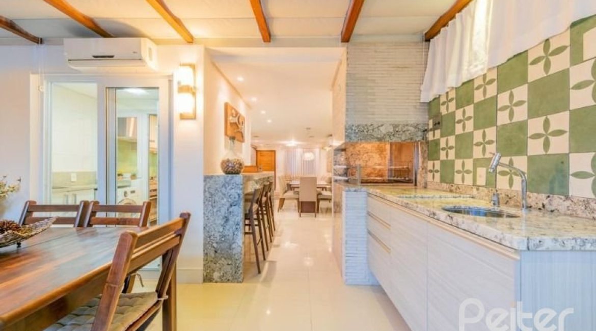 Casa em Condomínio à venda com 296m², 3 dormitórios, 1 suíte, 2 vagas, no bairro Vila Assunção em Porto Alegre