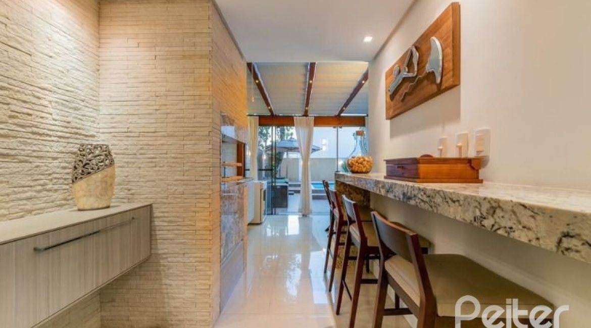 Casa em Condomínio à venda com 296m², 3 dormitórios, 1 suíte, 2 vagas, no bairro Vila Assunção em Porto Alegre