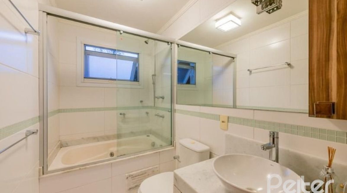 Casa em Condomínio à venda com 296m², 3 dormitórios, 1 suíte, 2 vagas, no bairro Vila Assunção em Porto Alegre