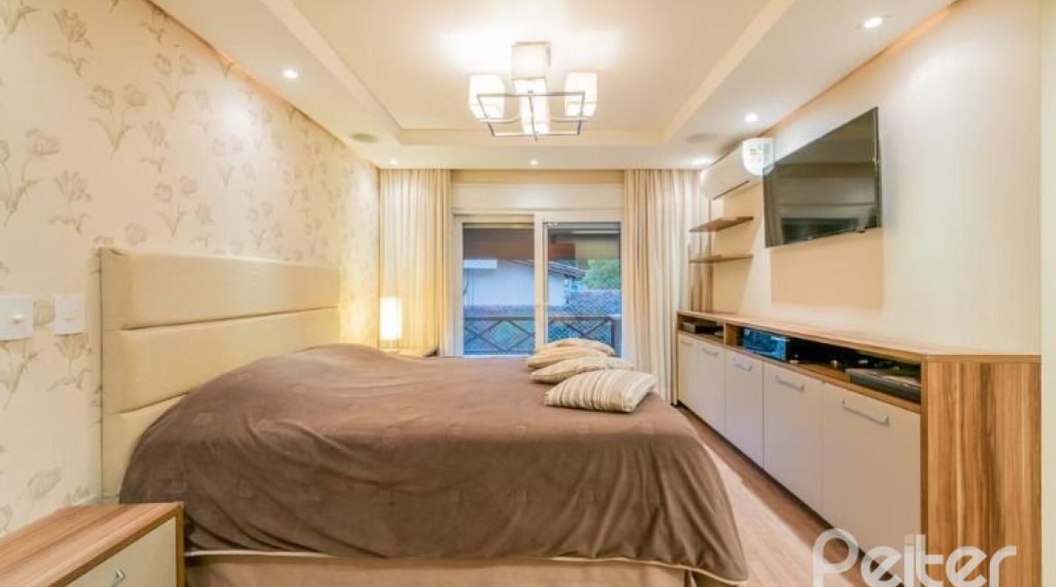 Casa em Condomínio à venda com 296m², 3 dormitórios, 1 suíte, 2 vagas, no bairro Vila Assunção em Porto Alegre