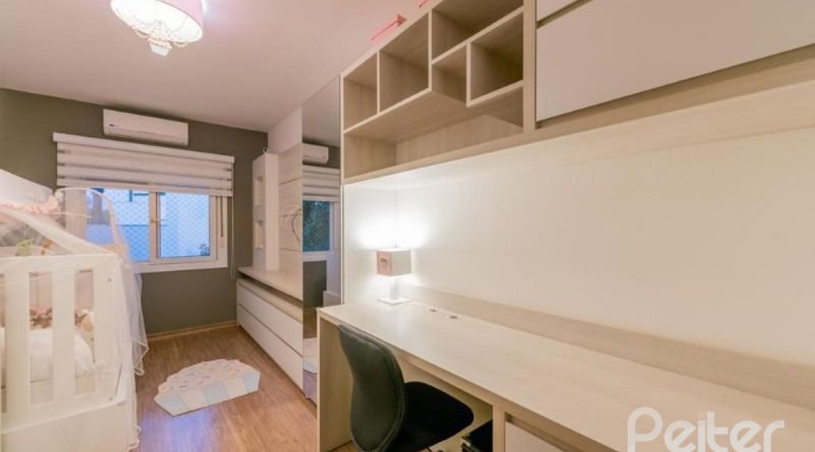 Casa em Condomínio à venda com 296m², 3 dormitórios, 1 suíte, 2 vagas, no bairro Vila Assunção em Porto Alegre