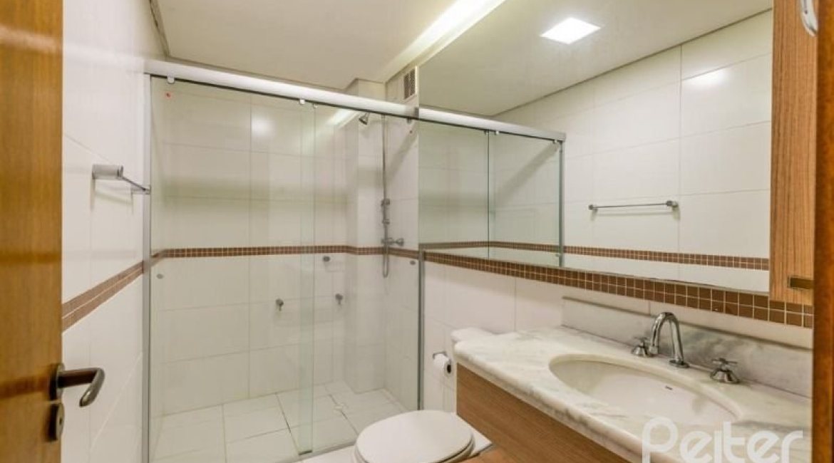 Casa em Condomínio à venda com 296m², 3 dormitórios, 1 suíte, 2 vagas, no bairro Vila Assunção em Porto Alegre