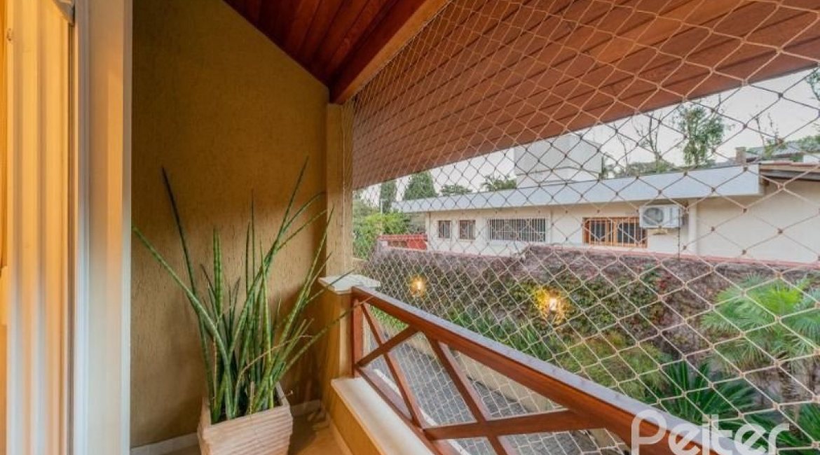 Casa em Condomínio à venda com 296m², 3 dormitórios, 1 suíte, 2 vagas, no bairro Vila Assunção em Porto Alegre