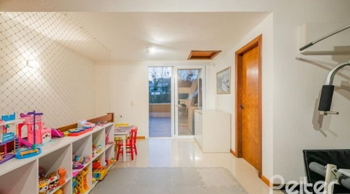 Casa em Condomínio à venda com 296m², 3 dormitórios, 1 suíte, 2 vagas, no bairro Vila Assunção em Porto Alegre