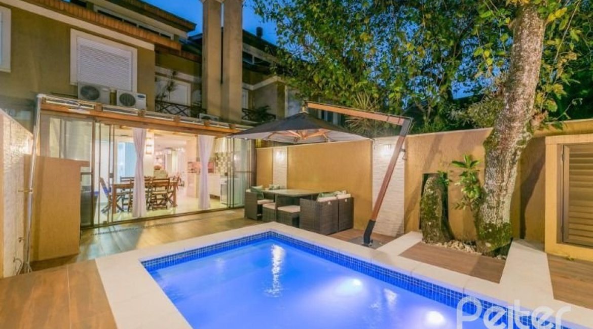 Casa em Condomínio à venda com 296m², 3 dormitórios, 1 suíte, 2 vagas, no bairro Vila Assunção em Porto Alegre