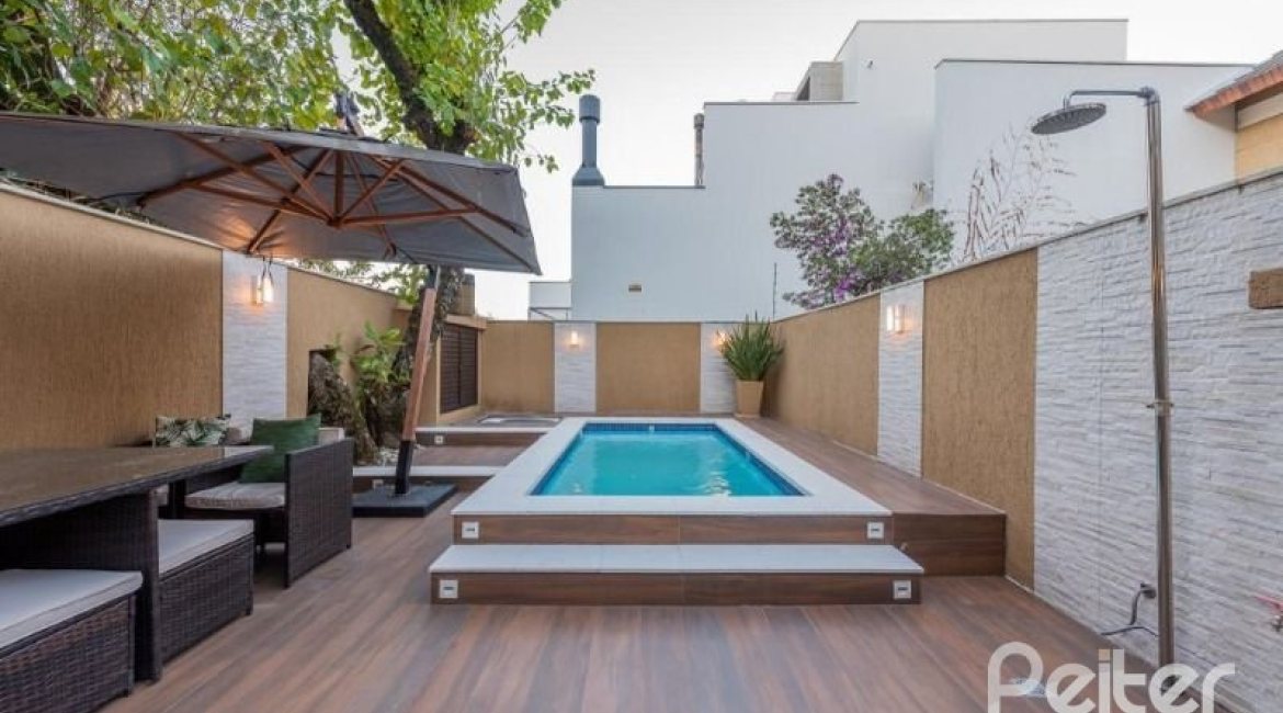 Casa em Condomínio à venda com 296m², 3 dormitórios, 1 suíte, 2 vagas, no bairro Vila Assunção em Porto Alegre