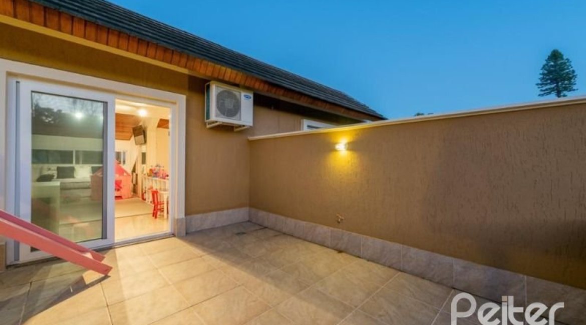 Casa em Condomínio à venda com 296m², 3 dormitórios, 1 suíte, 2 vagas, no bairro Vila Assunção em Porto Alegre