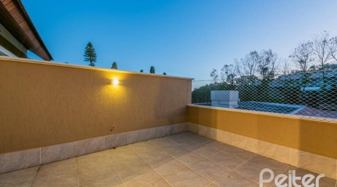 Casa em Condomínio à venda com 296m², 3 dormitórios, 1 suíte, 2 vagas, no bairro Vila Assunção em Porto Alegre