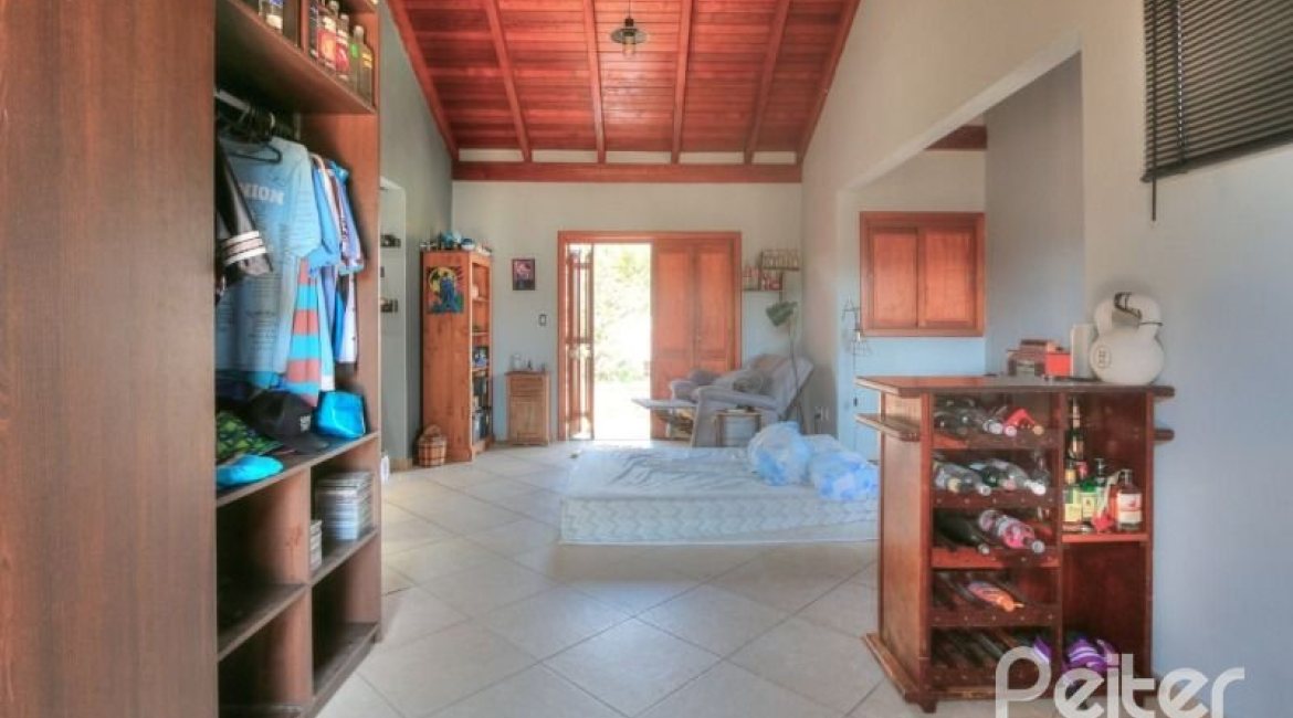 Casa à venda com 323m², 5 dormitórios, 3 suítes, 4 vagas, no bairro Tristeza em Porto Alegre