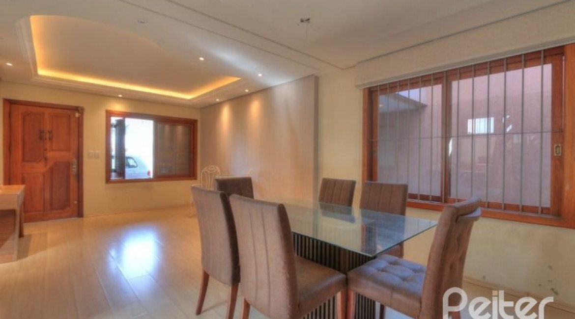 Casa à venda com 323m², 5 dormitórios, 3 suítes, 4 vagas, no bairro Tristeza em Porto Alegre