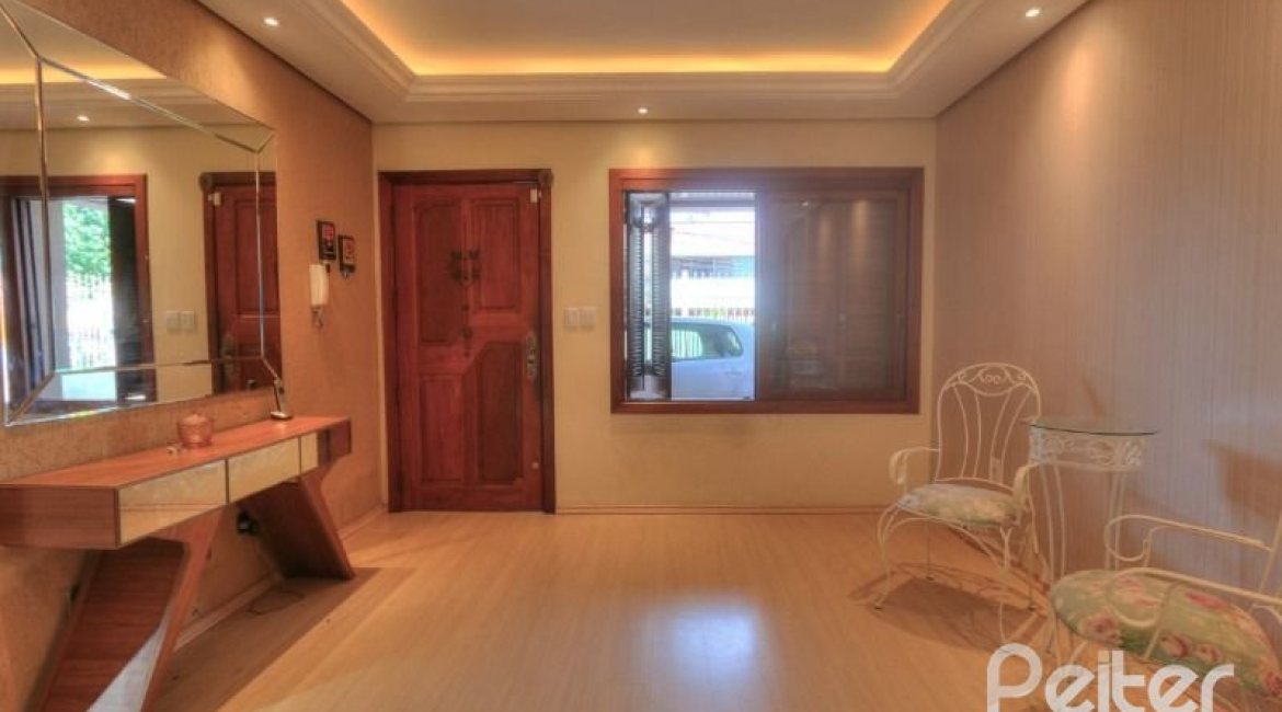 Casa à venda com 323m², 5 dormitórios, 3 suítes, 4 vagas, no bairro Tristeza em Porto Alegre