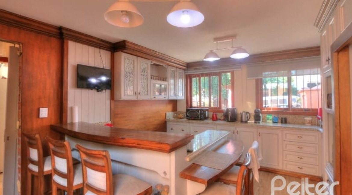 Casa à venda com 323m², 5 dormitórios, 3 suítes, 4 vagas, no bairro Tristeza em Porto Alegre