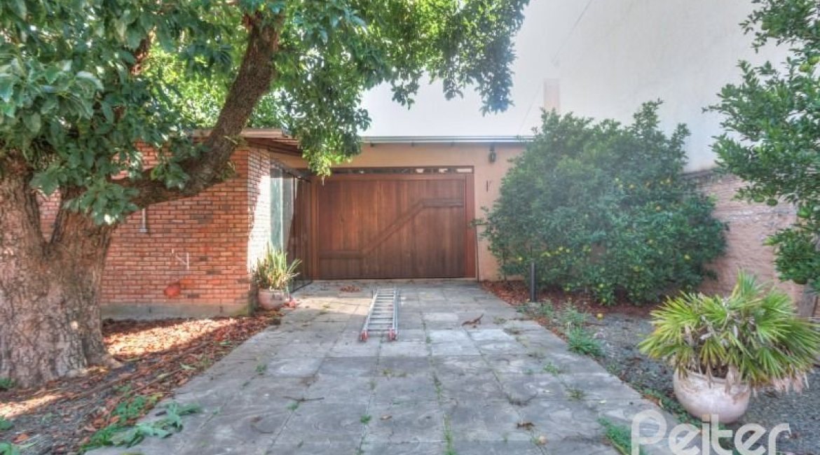 Casa à venda com 323m², 5 dormitórios, 3 suítes, 4 vagas, no bairro Tristeza em Porto Alegre