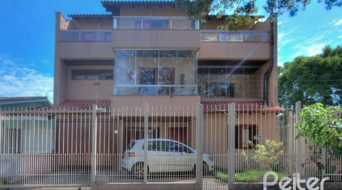 Casa à venda com 323m², 5 dormitórios, 3 suítes, 4 vagas, no bairro Tristeza em Porto Alegre