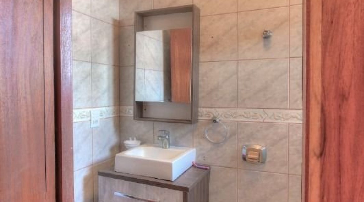 Casa à venda com 323m², 5 dormitórios, 3 suítes, 4 vagas, no bairro Tristeza em Porto Alegre