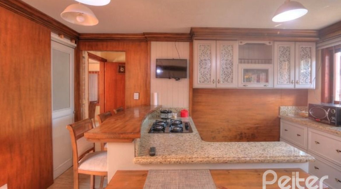 Casa à venda com 323m², 5 dormitórios, 3 suítes, 4 vagas, no bairro Tristeza em Porto Alegre