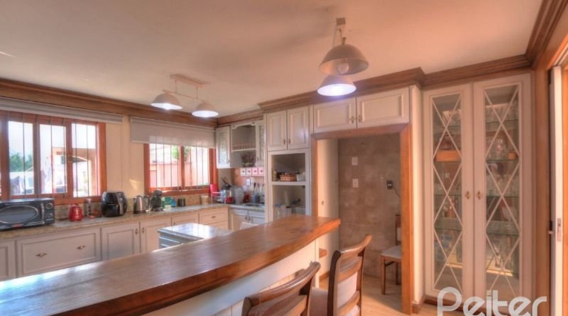 Casa à venda com 323m², 5 dormitórios, 3 suítes, 4 vagas, no bairro Tristeza em Porto Alegre