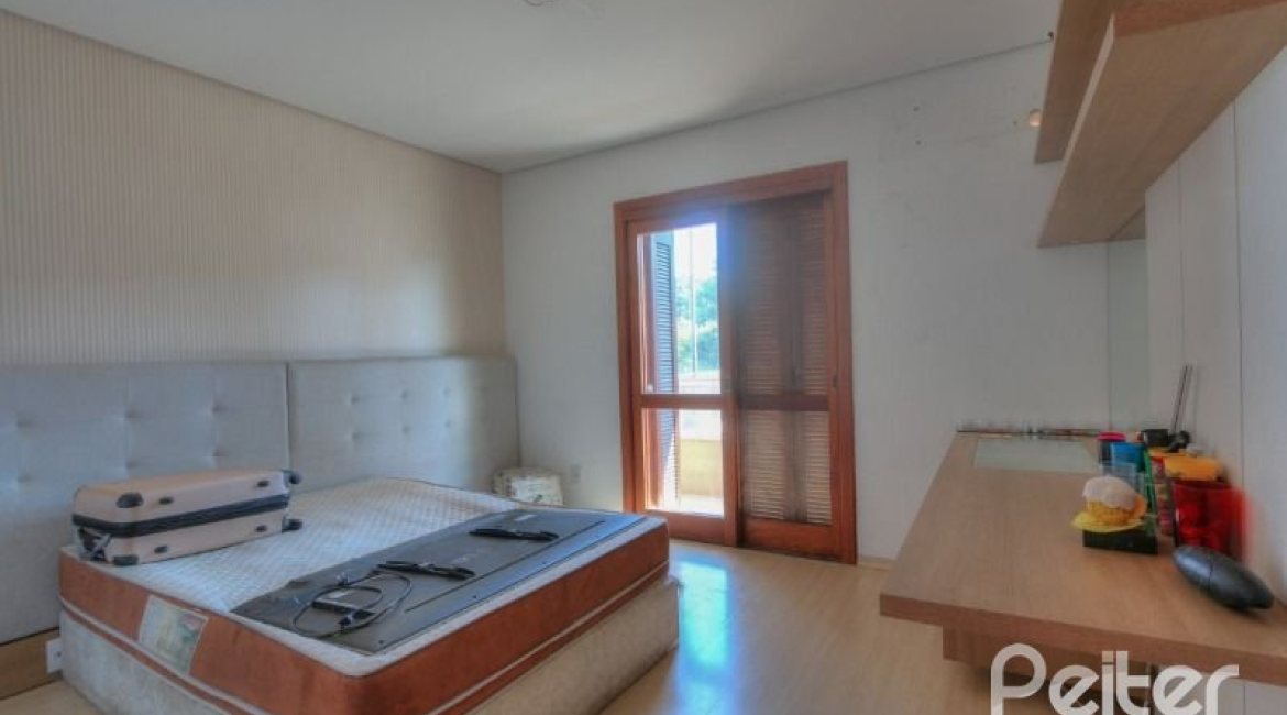 Casa à venda com 323m², 5 dormitórios, 3 suítes, 4 vagas, no bairro Tristeza em Porto Alegre