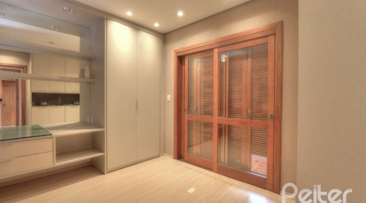 Casa à venda com 323m², 5 dormitórios, 3 suítes, 4 vagas, no bairro Tristeza em Porto Alegre