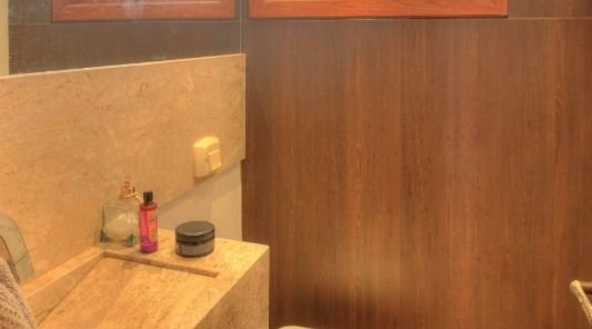 Casa à venda com 323m², 5 dormitórios, 3 suítes, 4 vagas, no bairro Tristeza em Porto Alegre