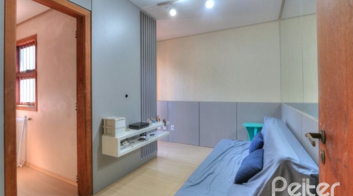 Casa à venda com 323m², 5 dormitórios, 3 suítes, 4 vagas, no bairro Tristeza em Porto Alegre