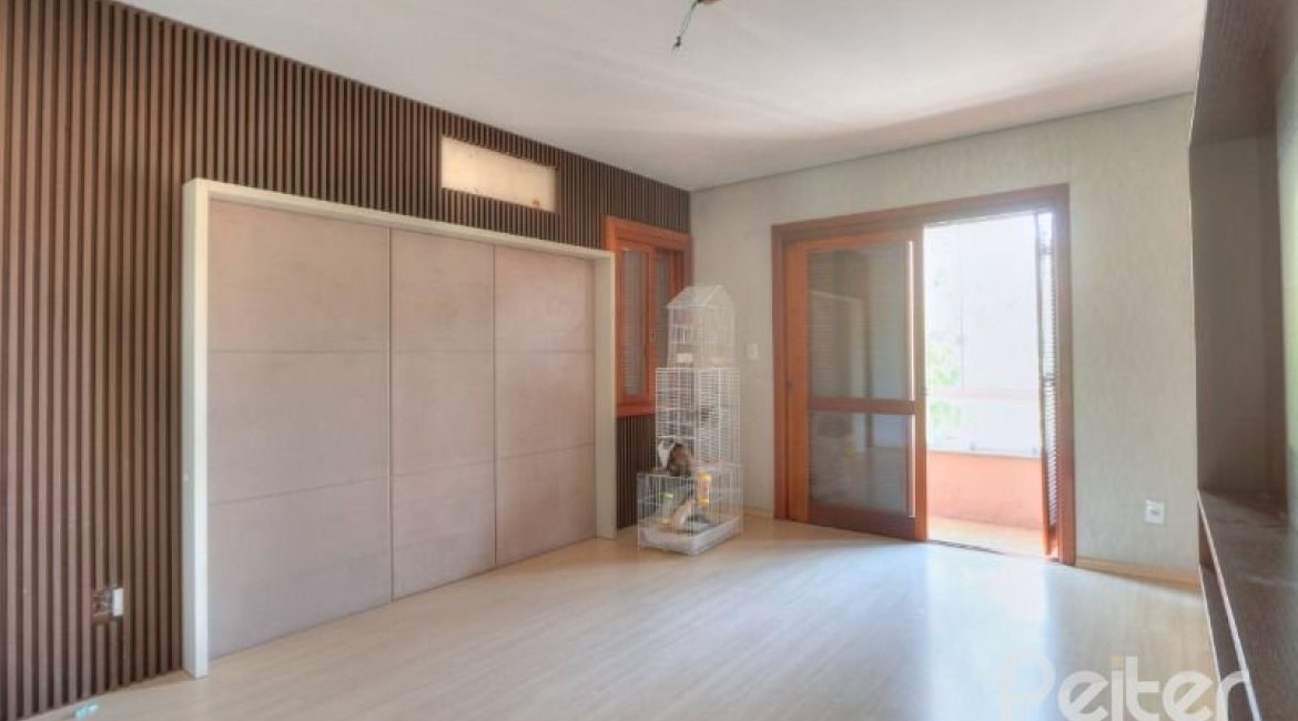 Casa à venda com 323m², 5 dormitórios, 3 suítes, 4 vagas, no bairro Tristeza em Porto Alegre