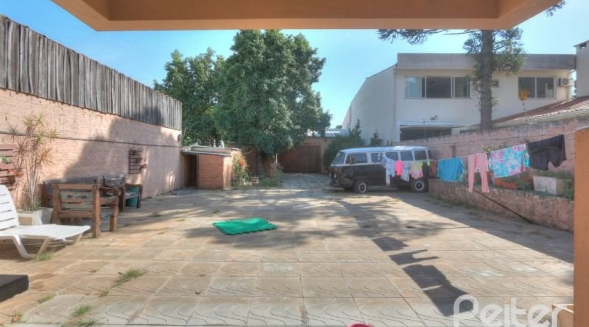 Casa à venda com 323m², 5 dormitórios, 3 suítes, 4 vagas, no bairro Tristeza em Porto Alegre