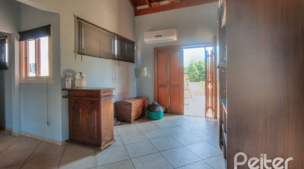 Casa à venda com 323m², 5 dormitórios, 3 suítes, 4 vagas, no bairro Tristeza em Porto Alegre