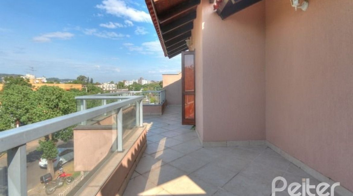 Casa à venda com 323m², 5 dormitórios, 3 suítes, 4 vagas, no bairro Tristeza em Porto Alegre