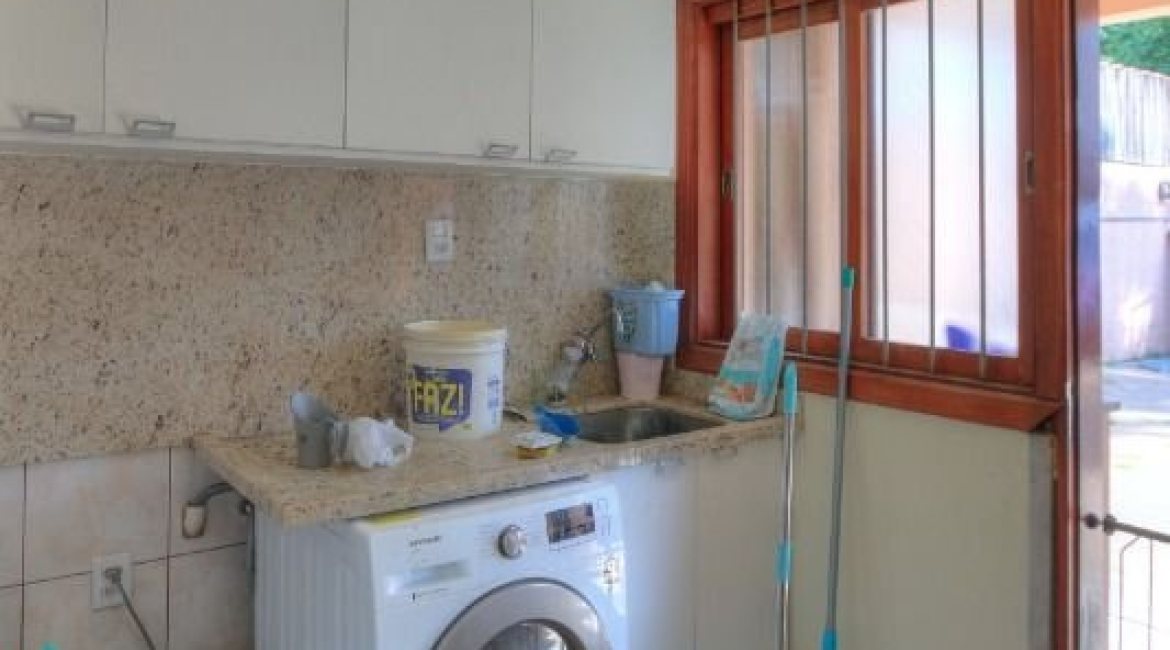 Casa à venda com 323m², 5 dormitórios, 3 suítes, 4 vagas, no bairro Tristeza em Porto Alegre