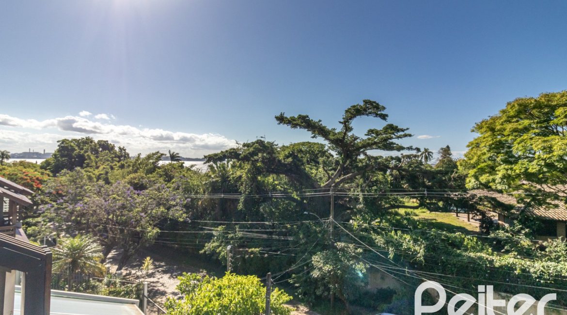 Casa à venda com 208m², 3 dormitórios, 3 suítes, 2 vagas, no bairro Vila Conceição em Porto Alegre