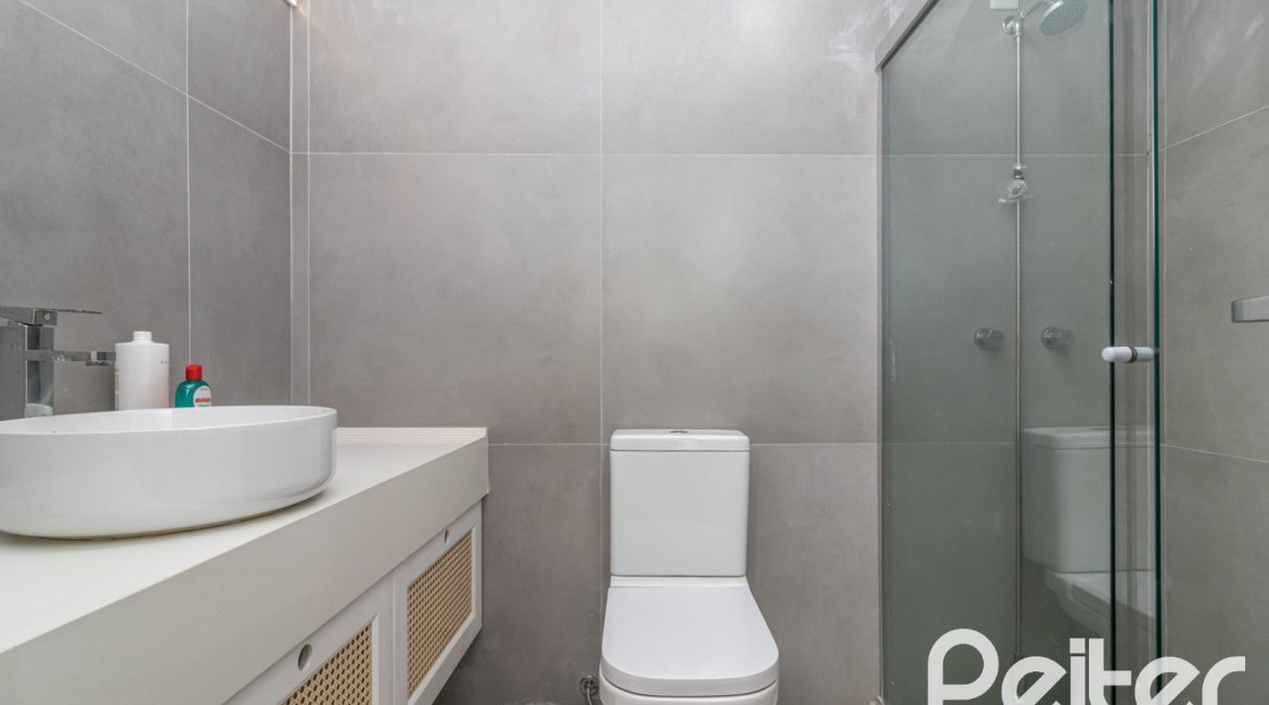 Casa à venda com 208m², 3 dormitórios, 3 suítes, 2 vagas, no bairro Vila Conceição em Porto Alegre