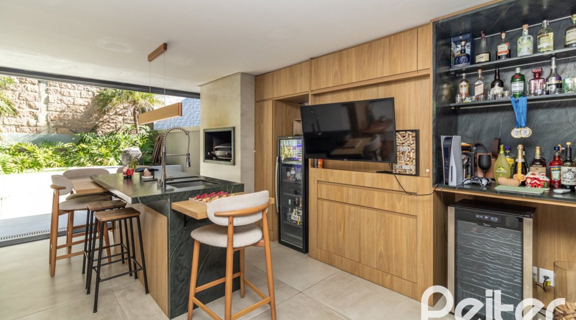 Casa à venda com 208m², 3 dormitórios, 3 suítes, 2 vagas, no bairro Vila Conceição em Porto Alegre