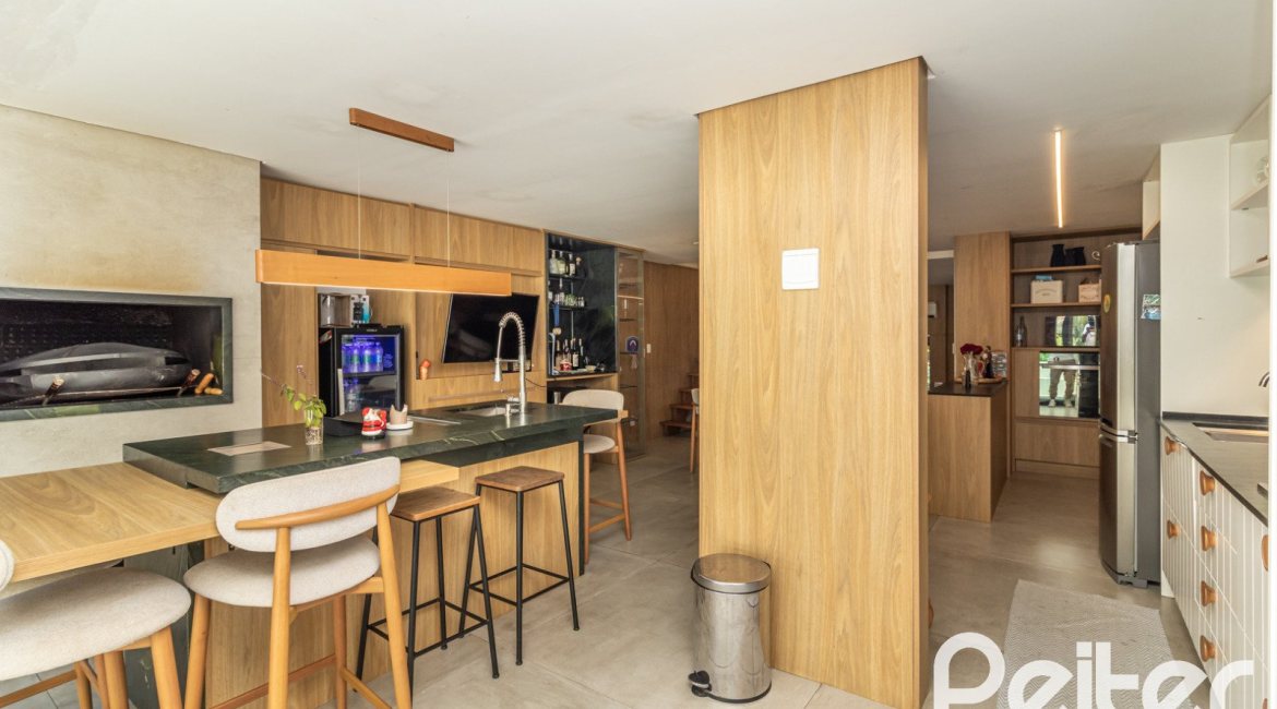 Casa à venda com 208m², 3 dormitórios, 3 suítes, 2 vagas, no bairro Vila Conceição em Porto Alegre