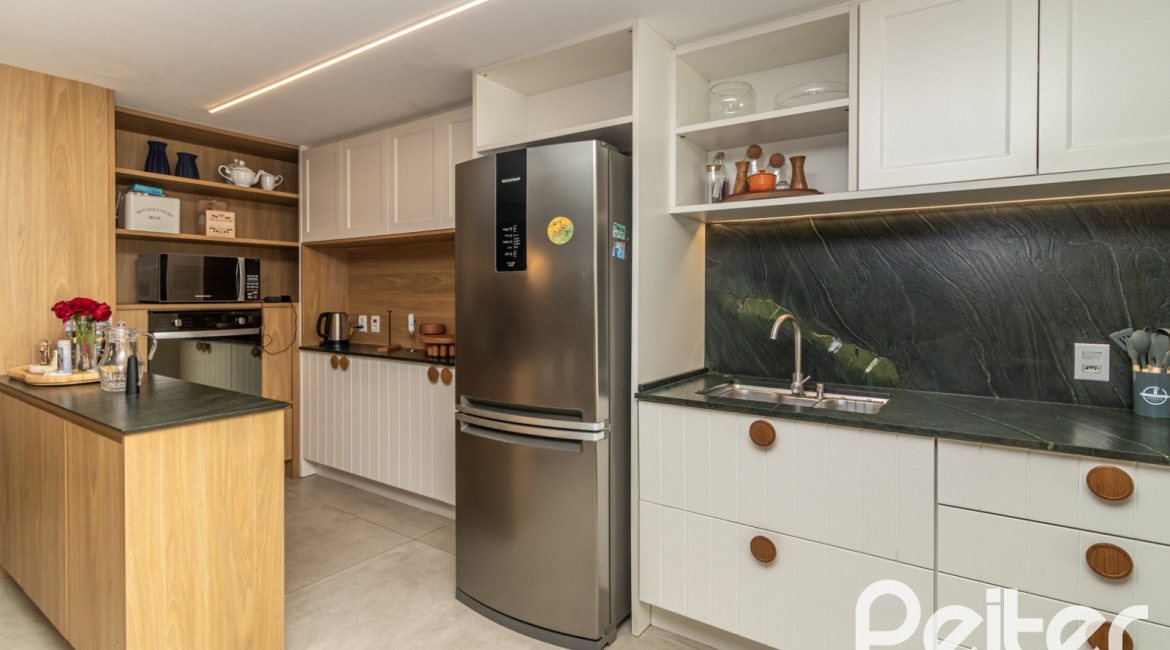 Casa à venda com 208m², 3 dormitórios, 3 suítes, 2 vagas, no bairro Vila Conceição em Porto Alegre