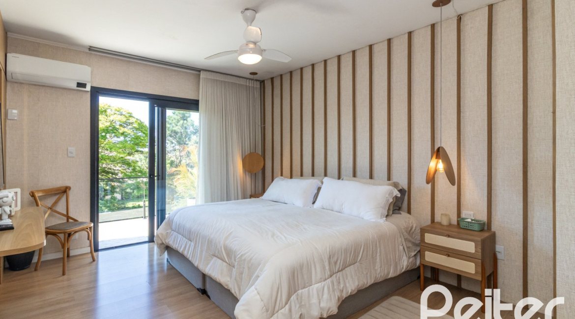 Casa à venda com 208m², 3 dormitórios, 3 suítes, 2 vagas, no bairro Vila Conceição em Porto Alegre