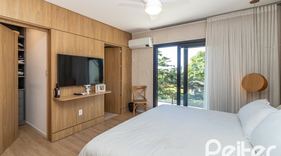 Casa à venda com 208m², 3 dormitórios, 3 suítes, 2 vagas, no bairro Vila Conceição em Porto Alegre