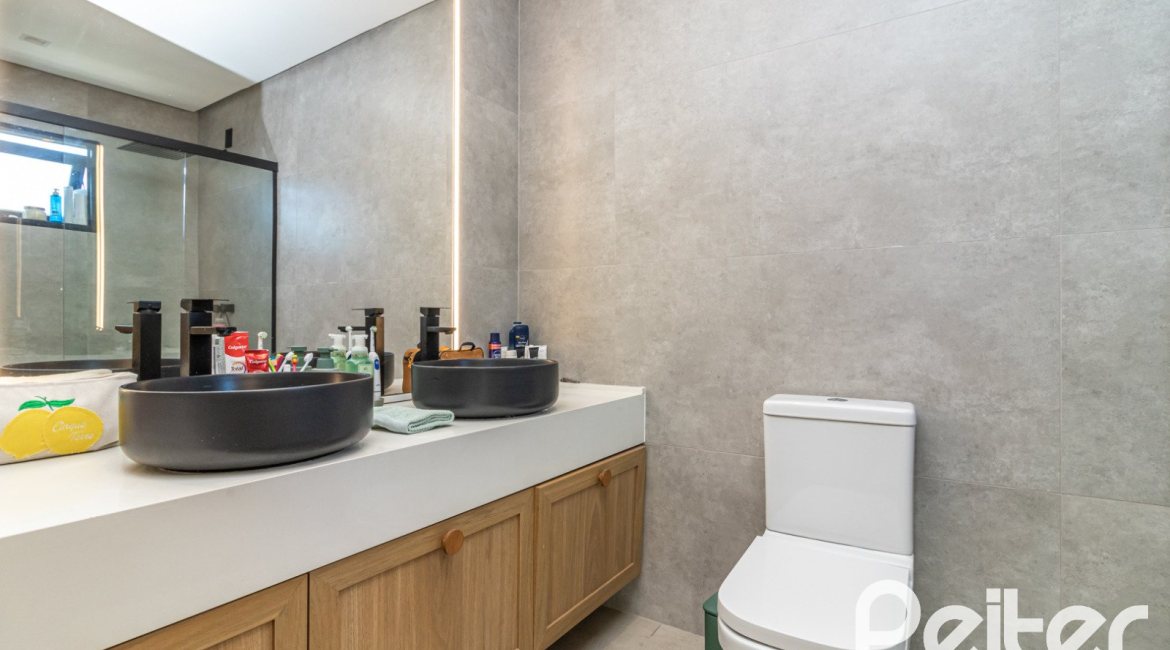 Casa à venda com 208m², 3 dormitórios, 3 suítes, 2 vagas, no bairro Vila Conceição em Porto Alegre